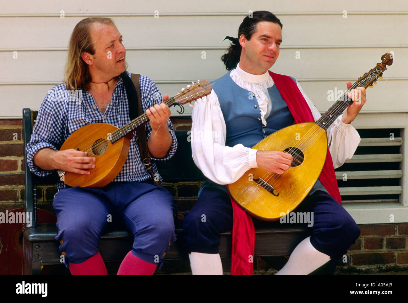 Colonial Williamsburg, Virginia, USA. Lebendige Geschichte Reenactment kostümierte Musiker unterhalten auf dem Bürgersteig Stockfoto