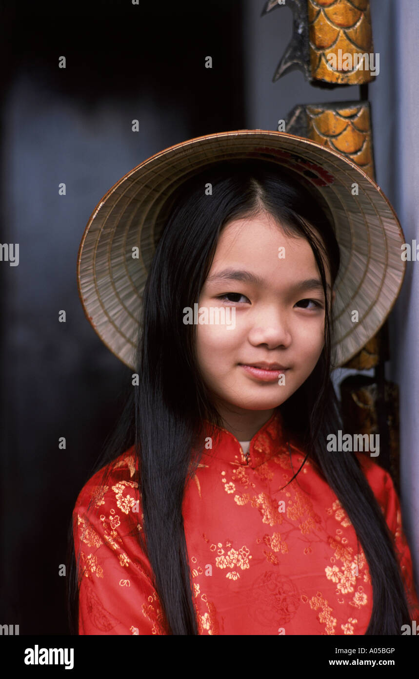 Junges Mädchen In traditionellen Ao Dai Kostüm Stockfoto