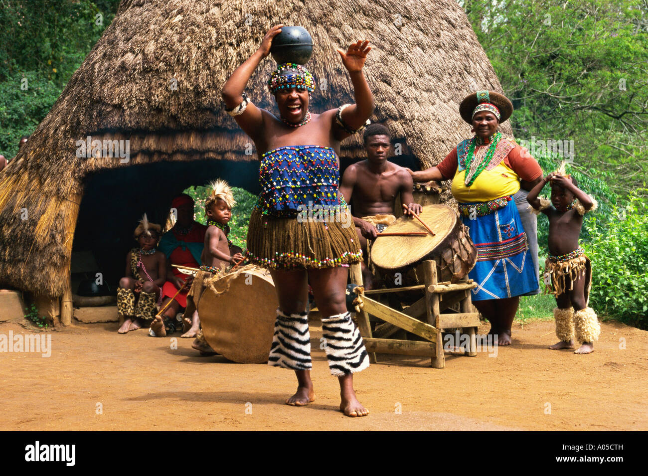Südafrika, Phe-Zulu, Zulu Frau tanzt Stockfoto