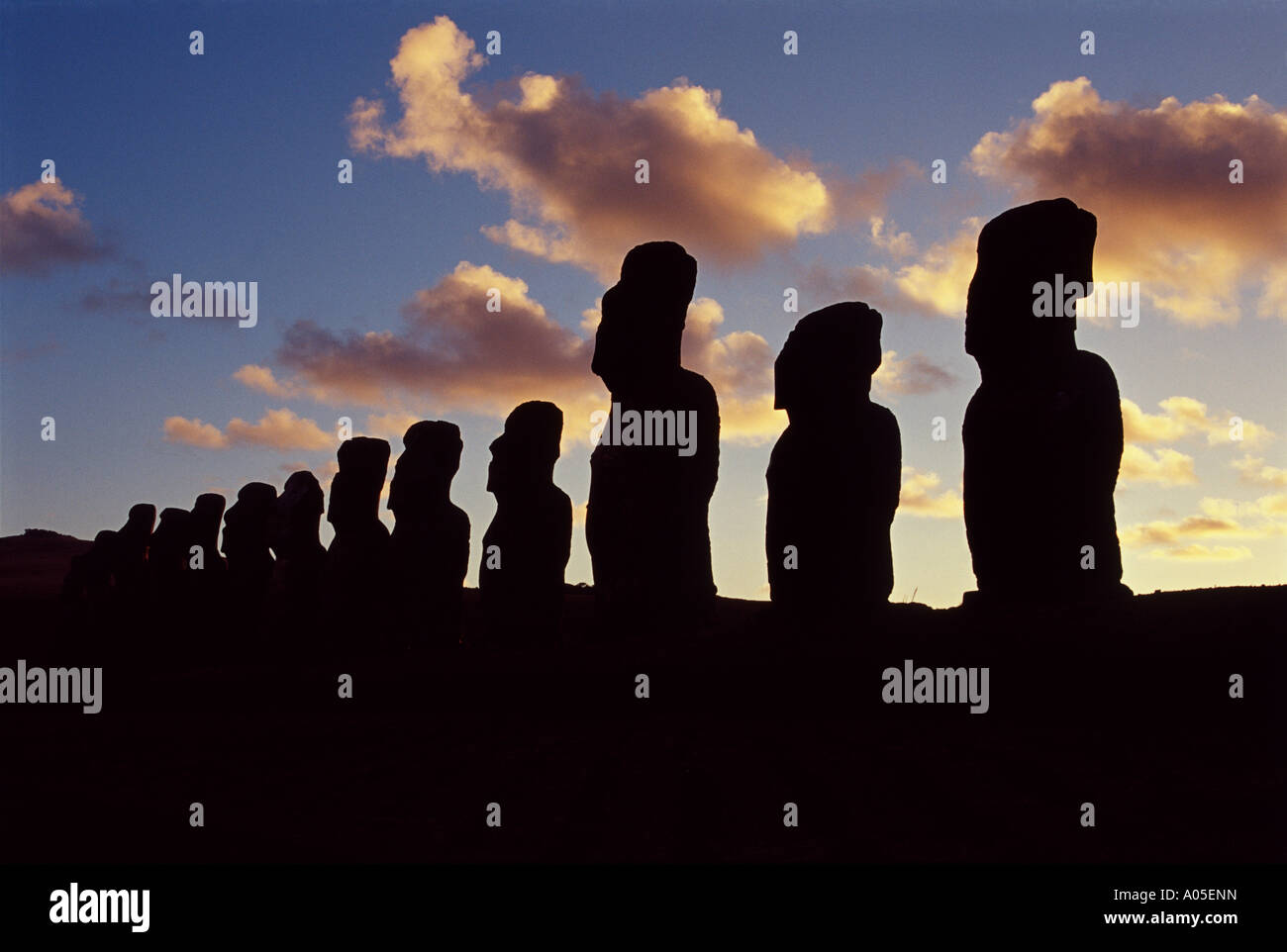 Ahu Tongariki, Moai Silhouette bei Sonnenaufgang Stockfoto