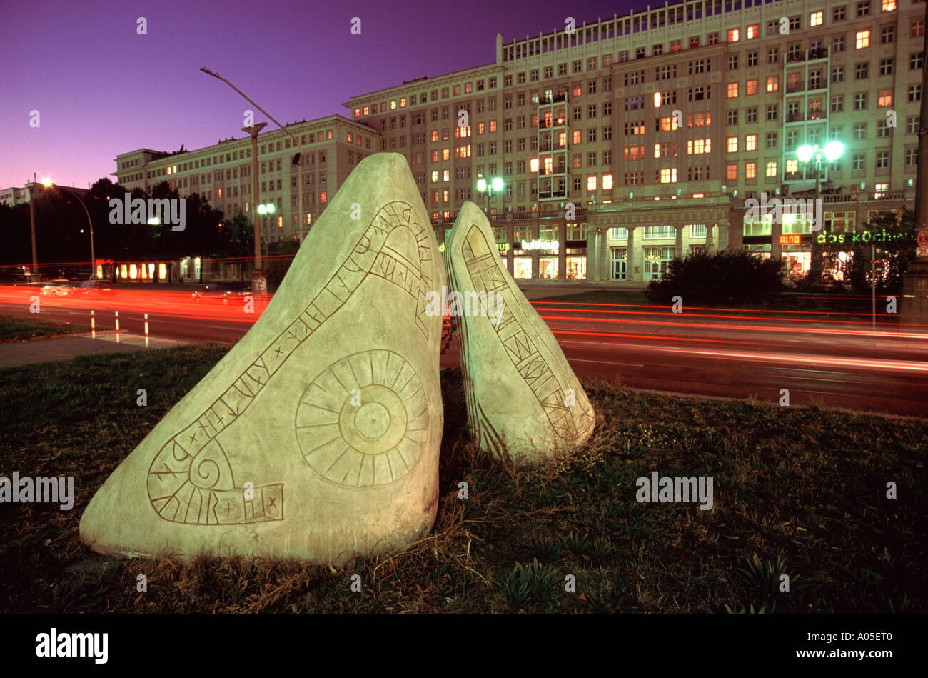 Berlin-Karl-Marx-Allee Kunst rockt Verkehr Stockfoto