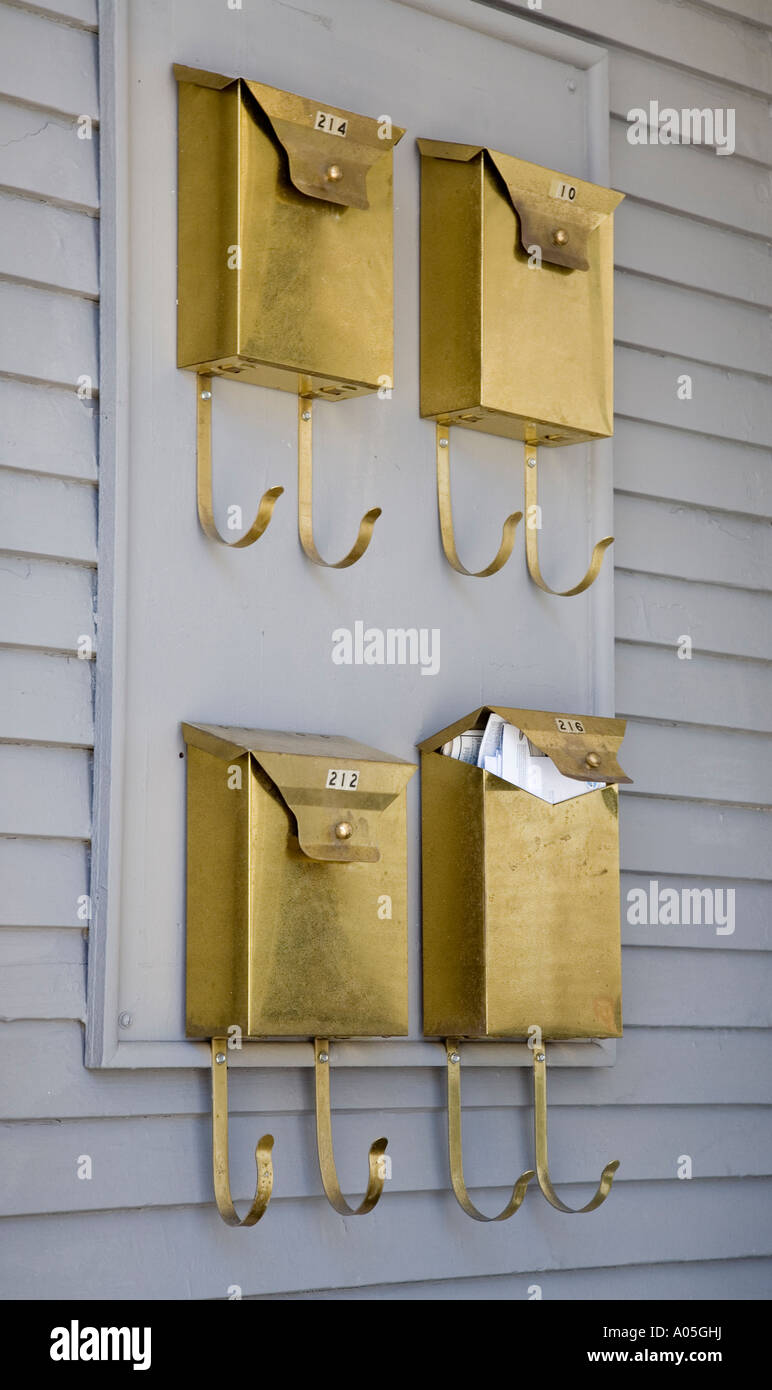 Vier Postfächer auf Haus Wand voller Briefe USA Stockfoto