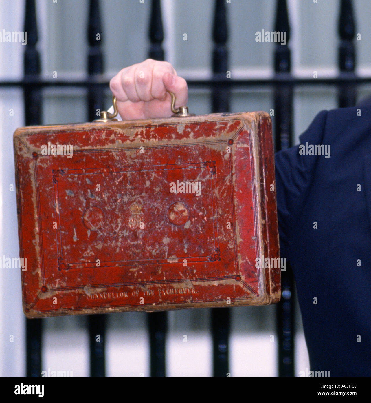 Kanzler des Finanzministeriums s Budget Aktentasche außerhalb 11 Downing Street London statt Stockfoto