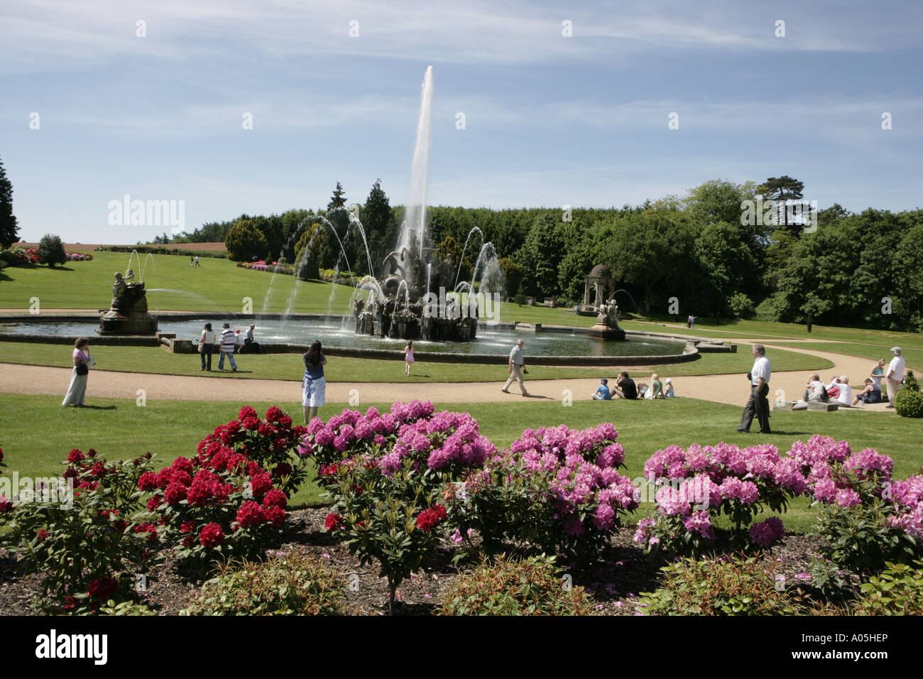 Den tollen Perseus und Andromeda Brunnen Witley Gericht and Gardens. Ein Herrenhaus aus dem 19. Jahrhundert wurde eine größte Landhäuser Stockfoto