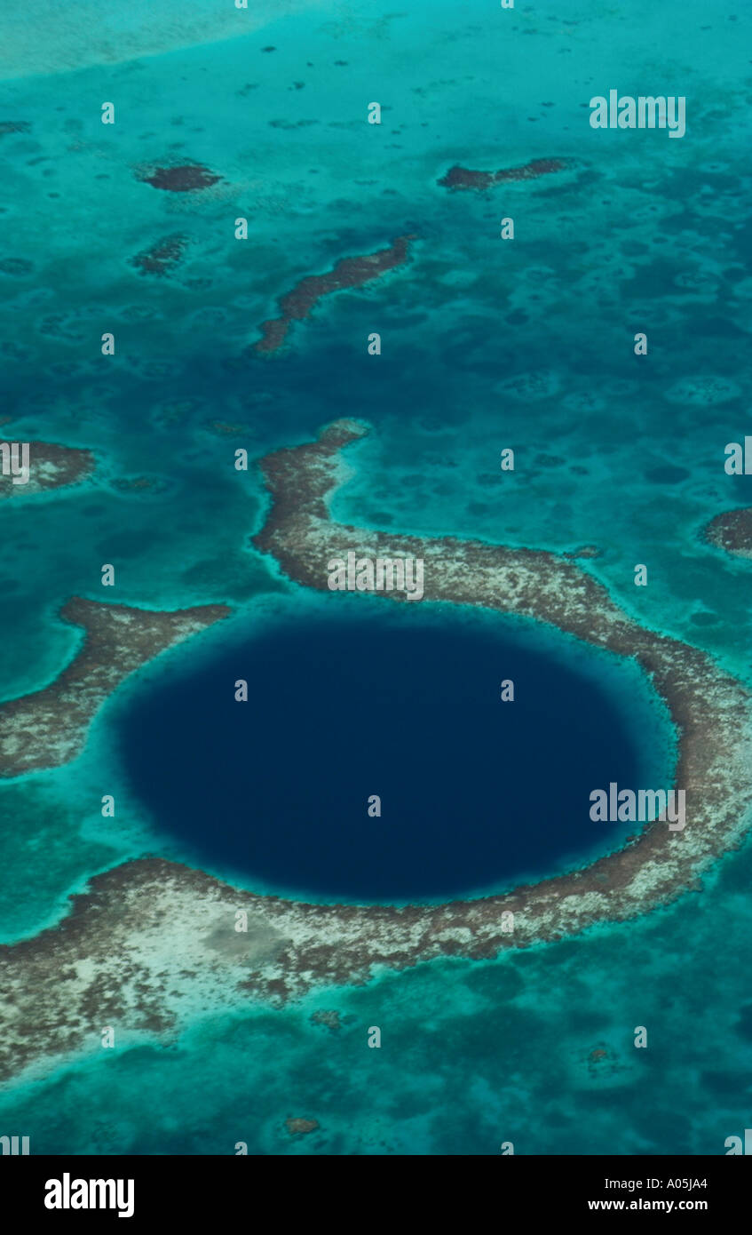 LUFTAUFNAHME DES BLUE HOLE BELIZE MITTELAMERIKA Stockfoto