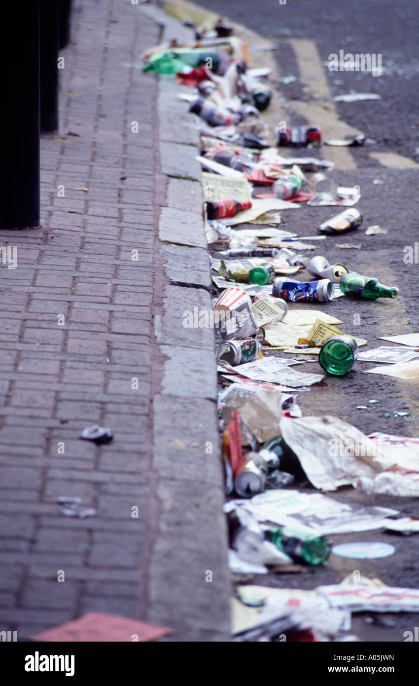 Wurf in der Gosse Stockfoto