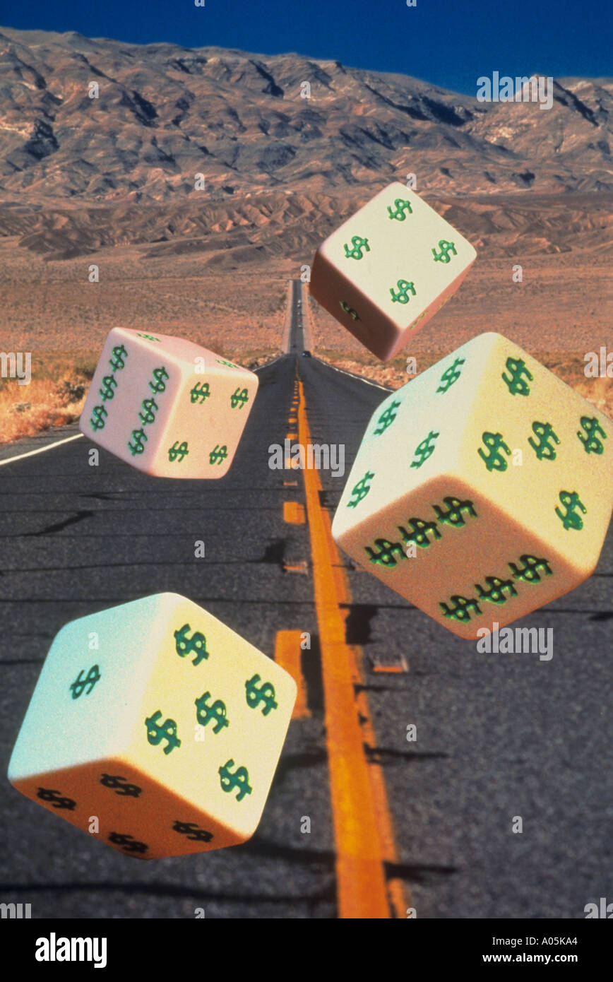 Konzeptbild Würfelspiel mit Dollar-Zeichen darauf, eine Autobahn für Glücksspiel gerollt Stockfoto