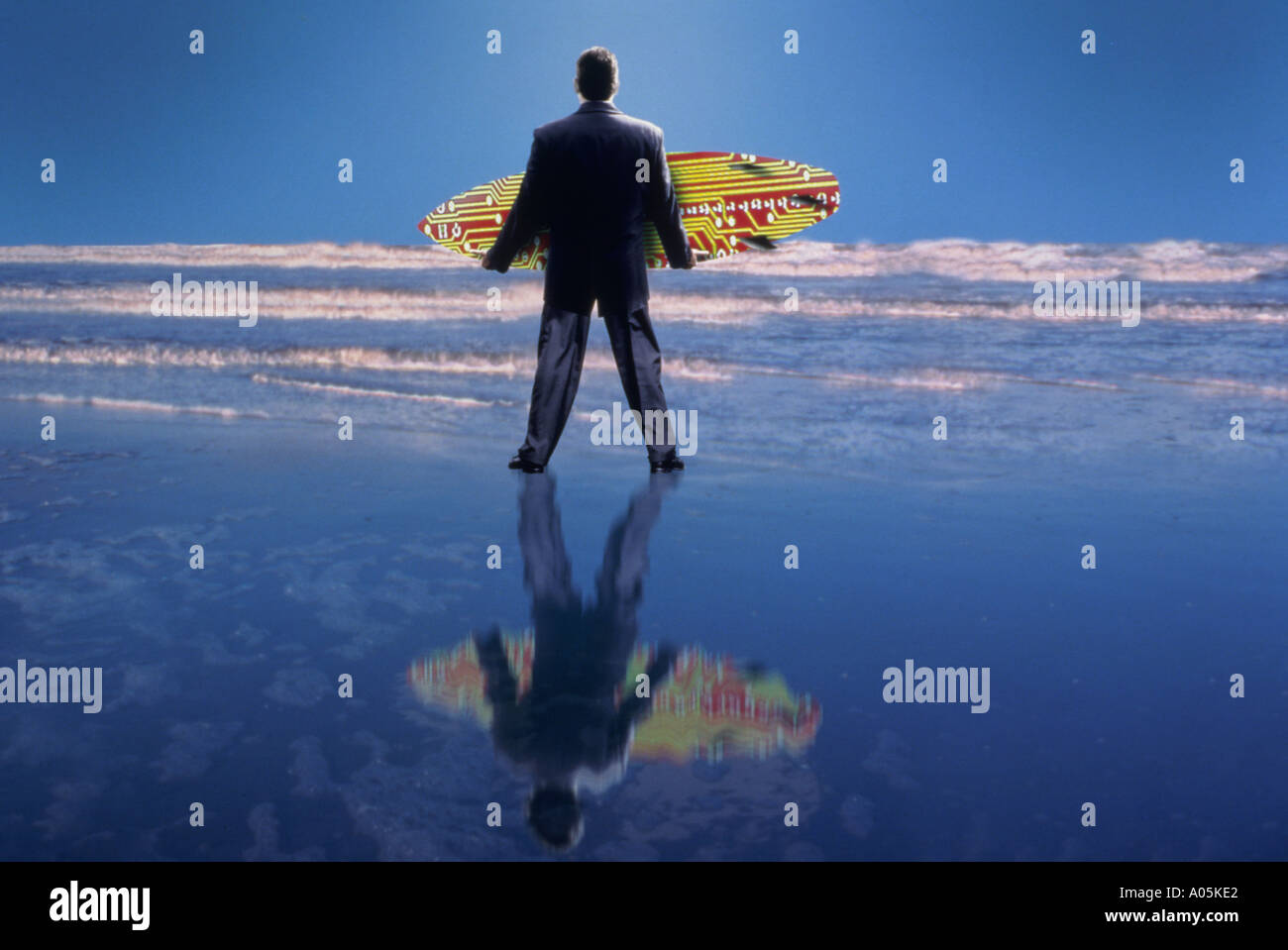 Geschäftsmann mit einem Surfbrett stehend am Ufer Stockfoto
