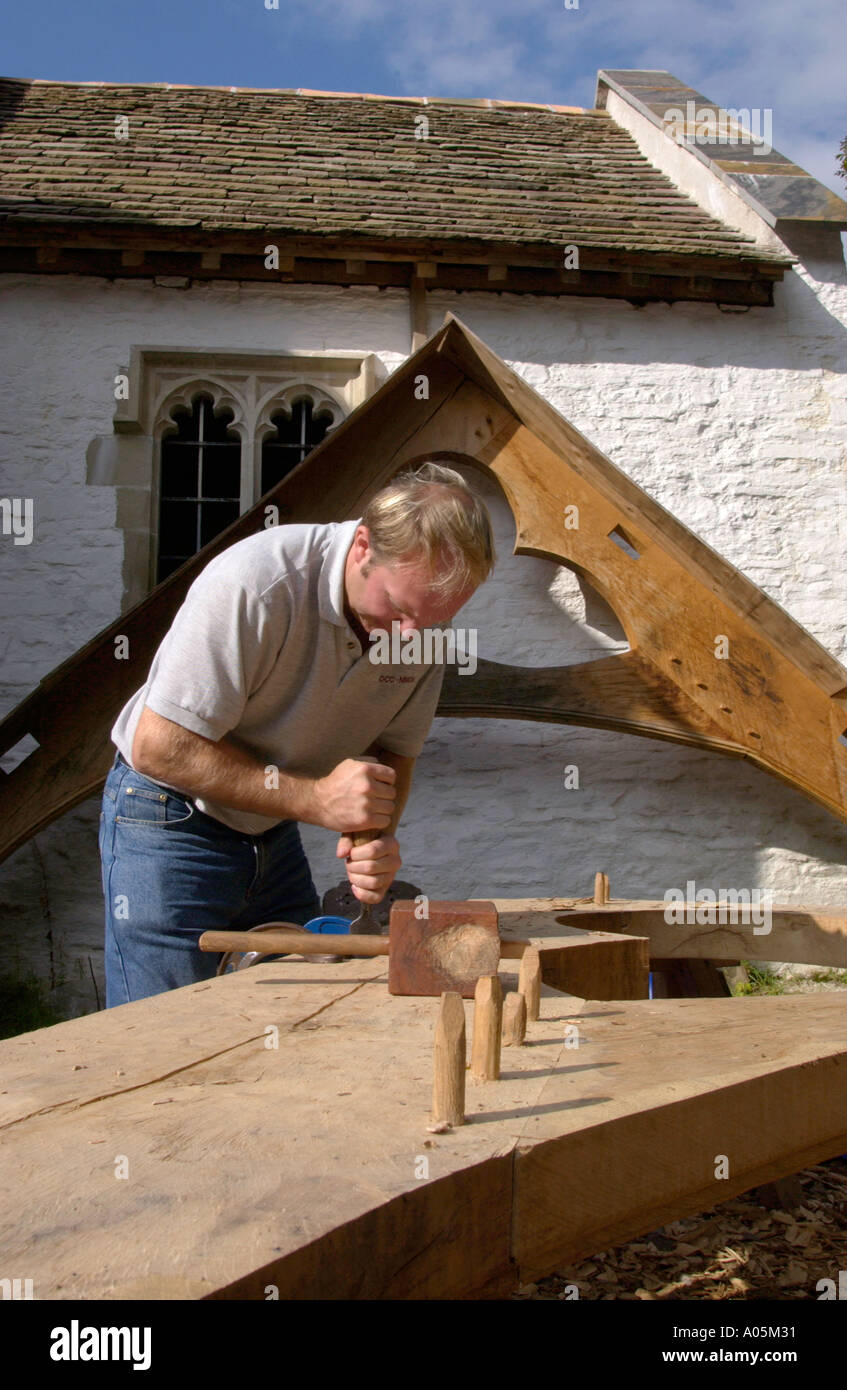 Handwerker verdienen Dachbalken im Wiederaufbau der St. Teilos Kirche bei The Museum of Welsh Leben St Fagans Cardiff Wales UK Stockfoto