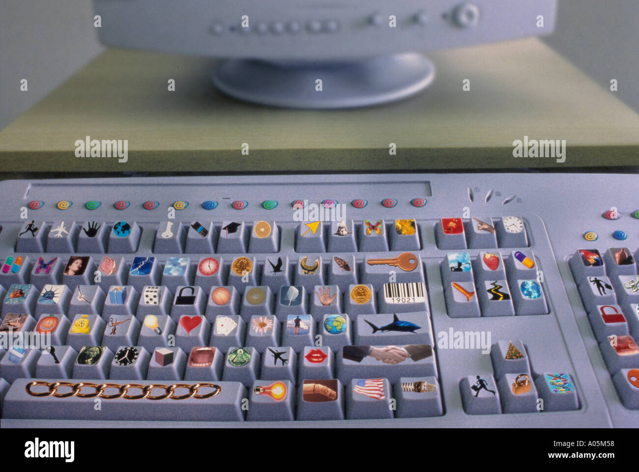 Computer-Tastatur mit verschiedenen bunten und verschiedene Symbole auf den Tasten Stockfoto