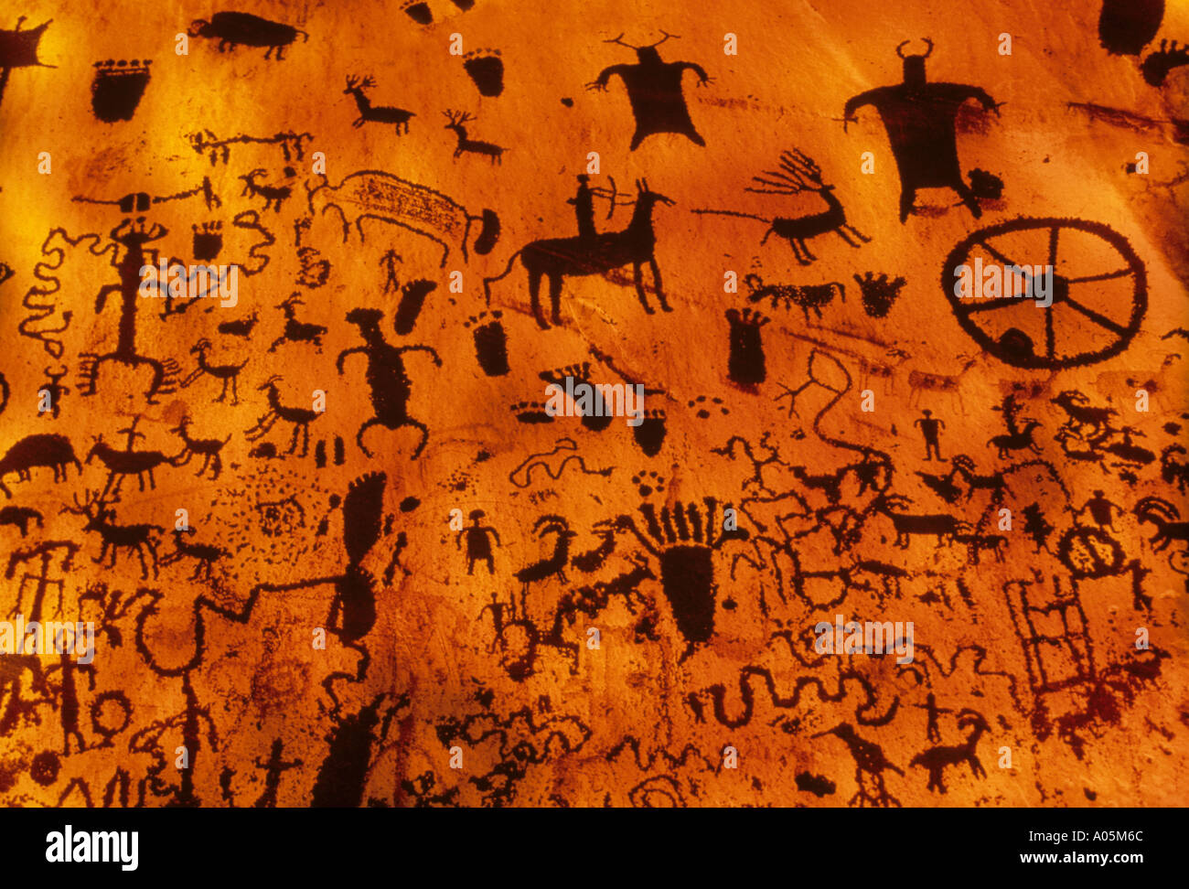 Vielzahl von Höhlenmalereien und primitive Kunst Darstellung Menschen Tiere und ein Rad Stockfoto