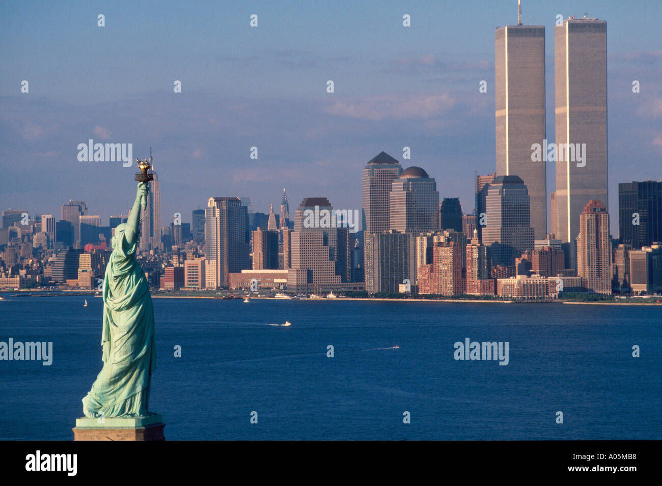 Die Statue of Liberty und die Twin Towers in der Skyline von New York genommen aus einem Hubschrauber New York New York USA Stockfoto