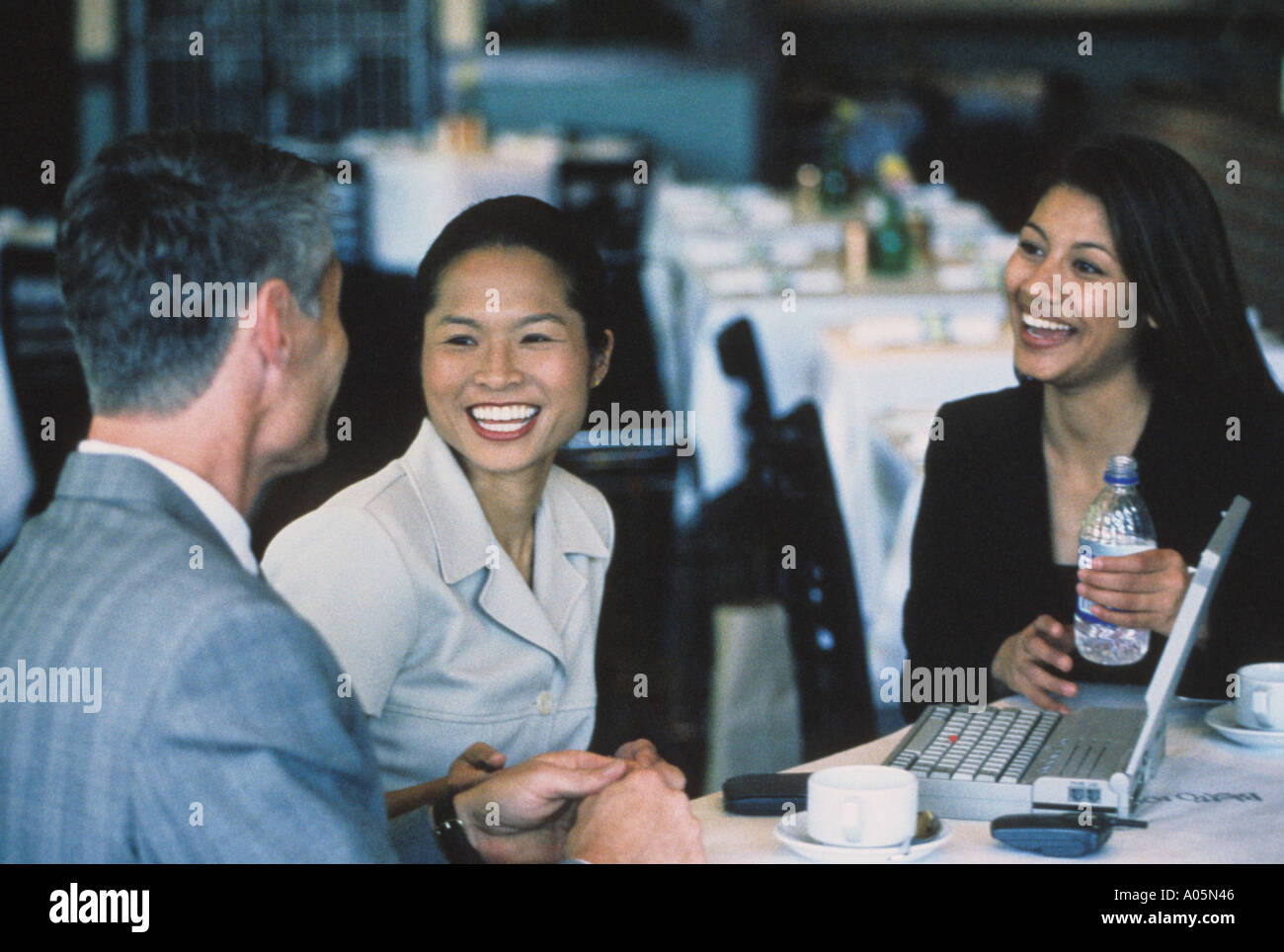 Internationale Business-Meeting, in denen die Mitarbeiter unterschiedlicher ethnischer Herkunft in einem Restaurant treffen Stockfoto