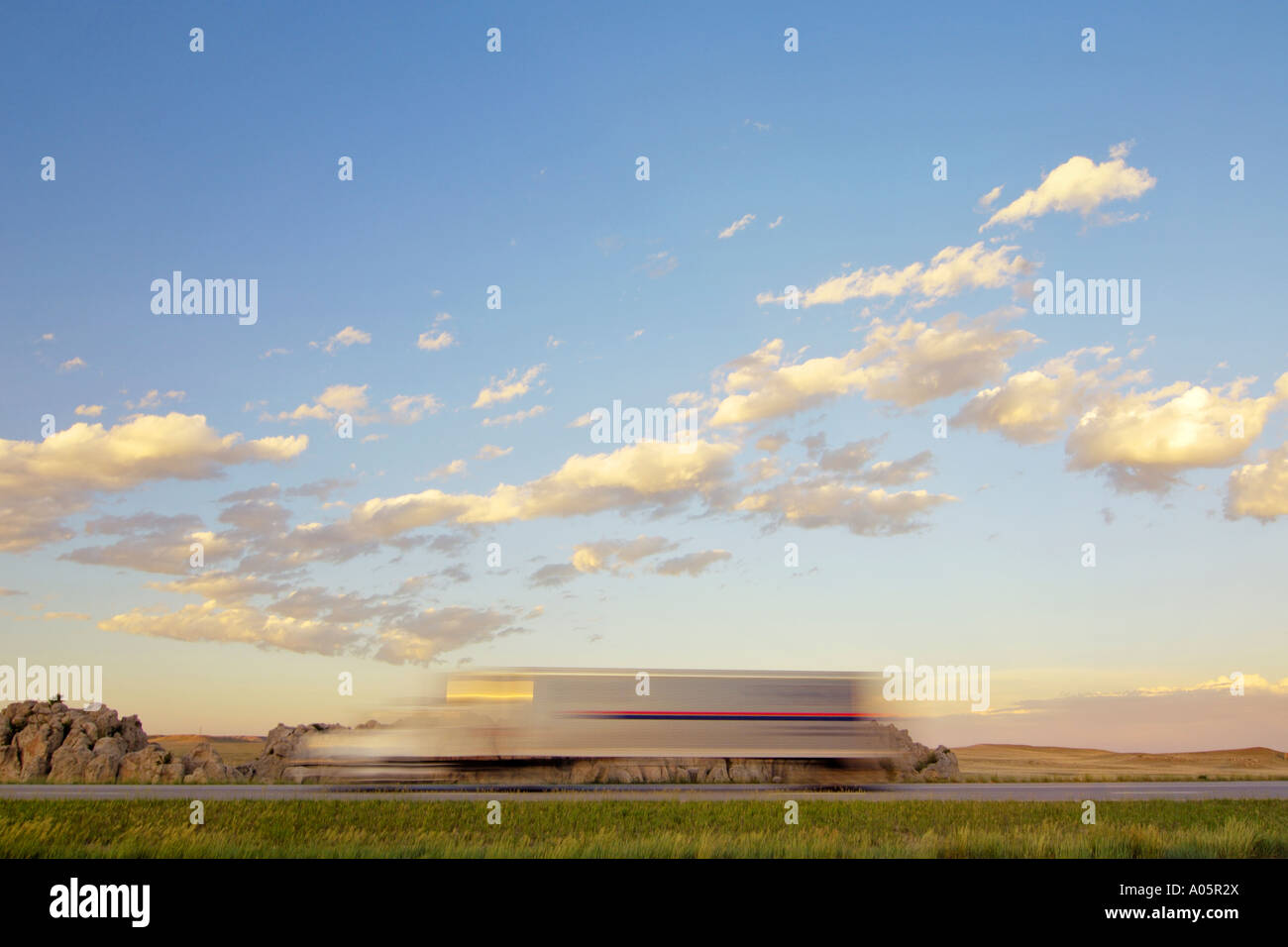 Transport-LKW in Bewegung auf einer Autobahn in einer ländlichen Umgebung Stockfoto