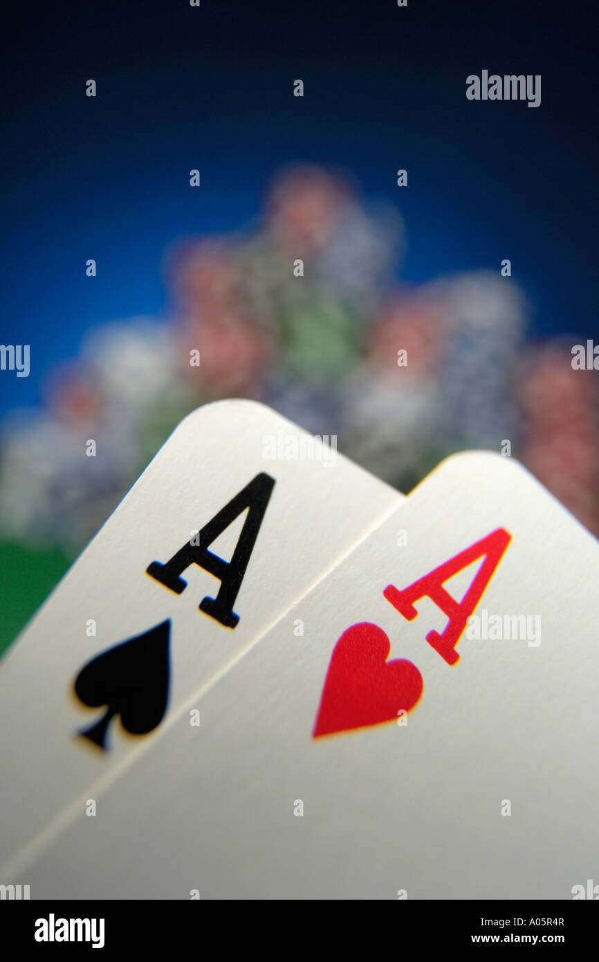 Hand halten zwei Asse mit Poker-chips im Hintergrund Stockfoto