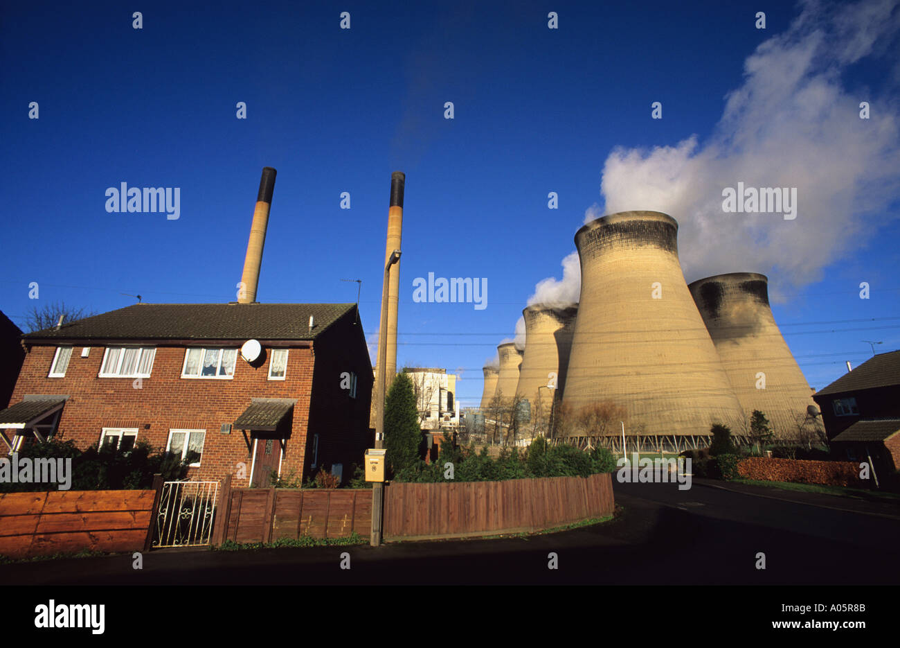 riesige Kühltürme überragt Häuser bei Ferrybridge Kohle betriebene Kraftwerk Ferrybridge uk Stockfoto