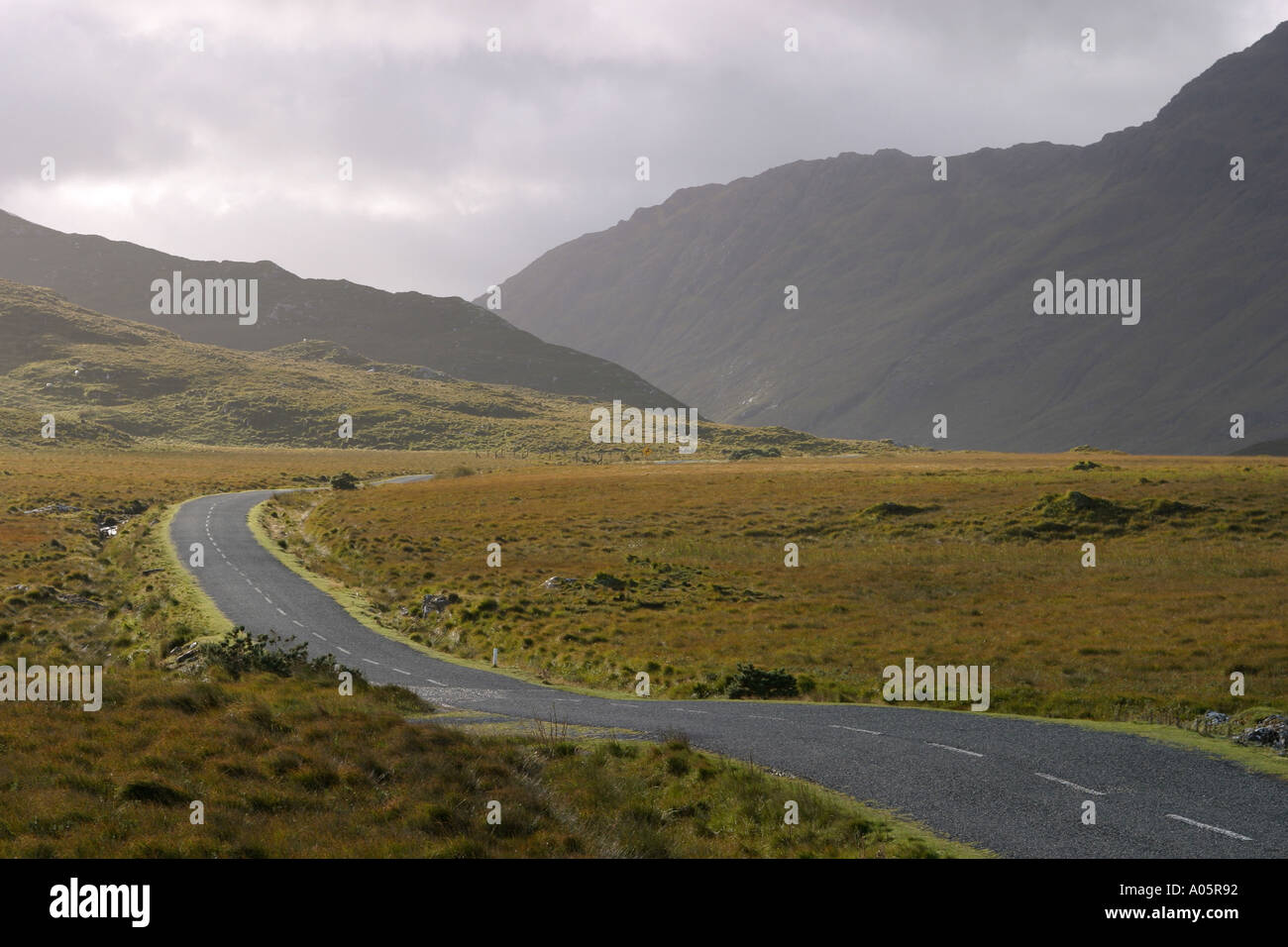 Irland County Mayo Landstraße in Mweelrea Mountains Stockfoto