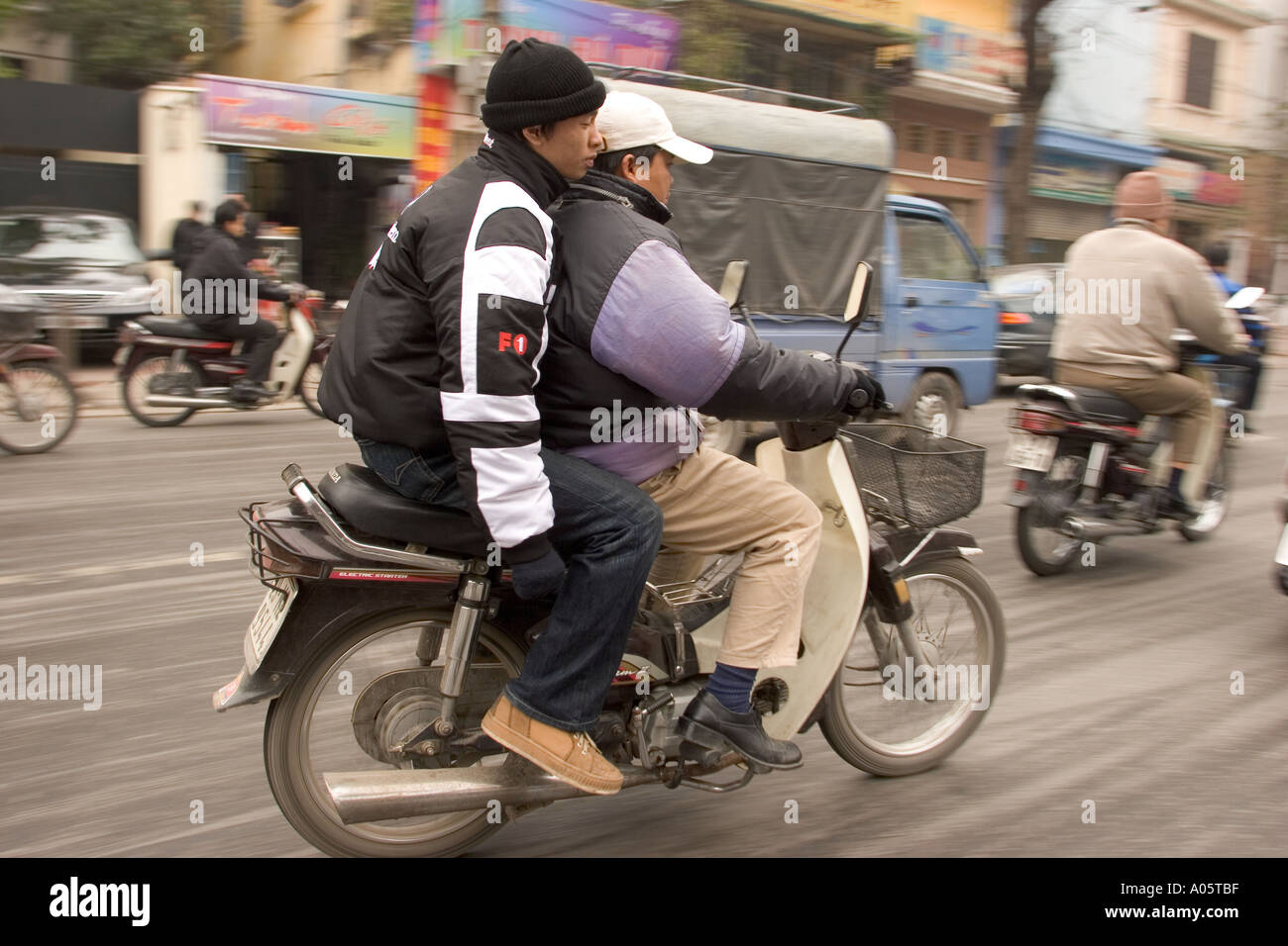 Vietnam Hanoi Zentrum Altstadt Transport Verkehr Motorrad-Taxi mit Beifahrer Stockfoto