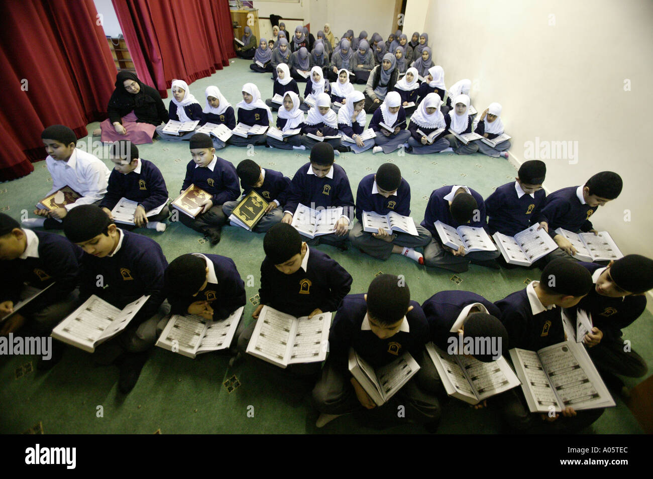 Kinder lesen den Koran zusammen an der Islamia School in Nottingham UK. Stockfoto
