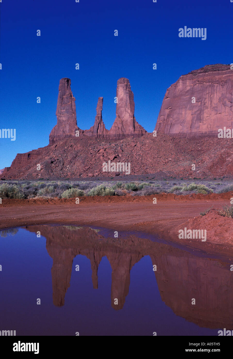 Die drei Schwestern Monument Valley Indianerland in Arizona und Utah Grenze Vereinigte Staaten von Amerika-Nordamerika Stockfoto