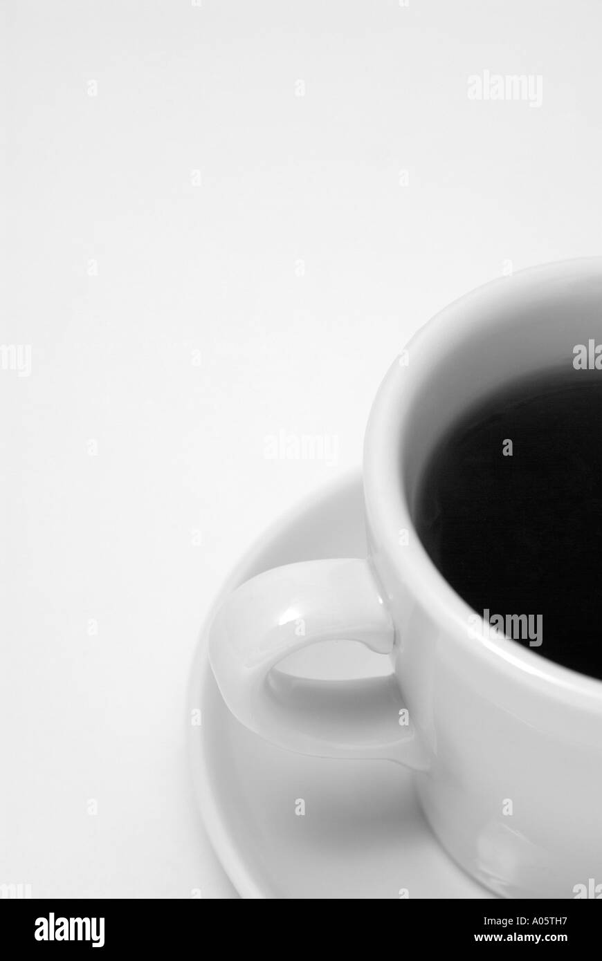 Abstrakte Sicht auf eine Tasse schwarzen Kaffee vor einem weißen Hintergrund Stockfoto