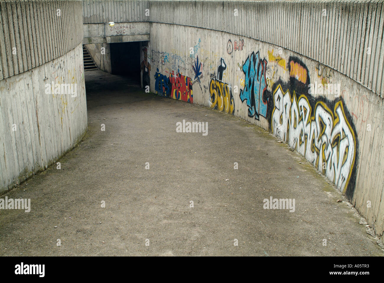 Piste zur u-Bahn mit bunten Graffiti an den Wänden kastriert Stockfoto