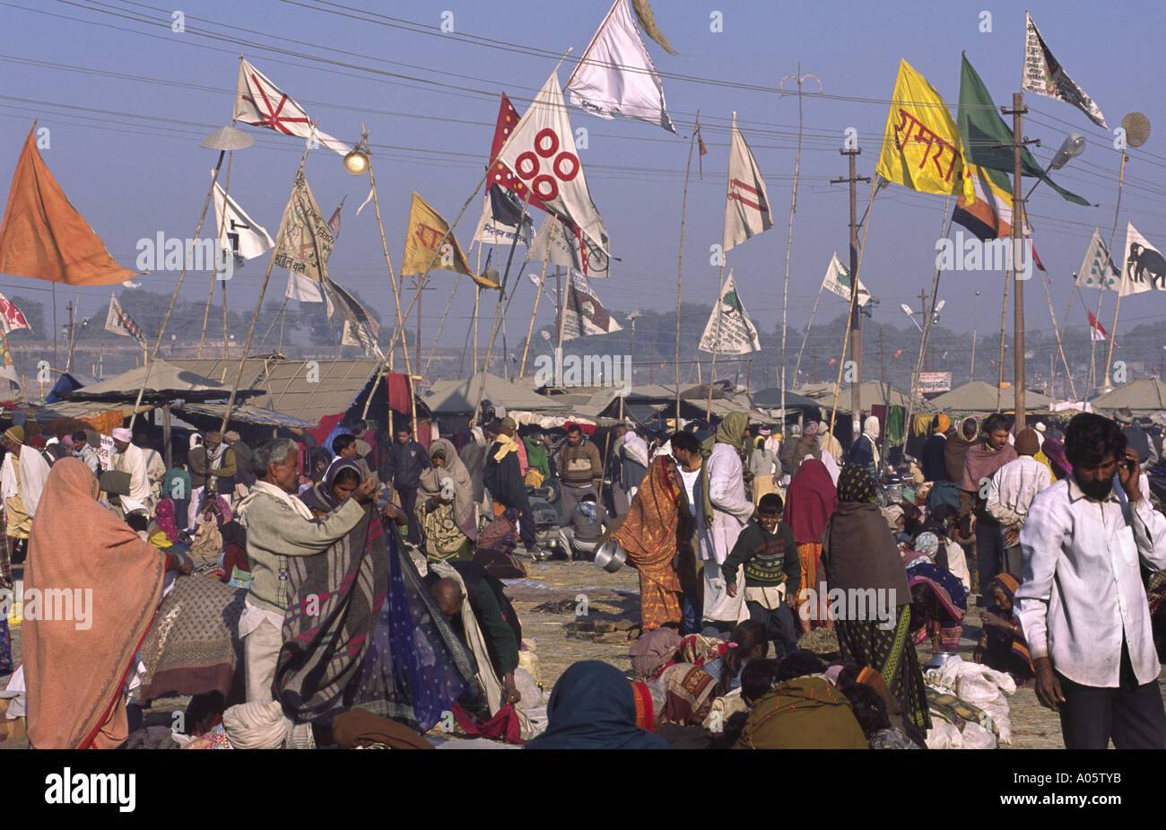 Flaggen der verschiedenen Gruppen von Pilgern. Khumb Mela Festival 2001-Allahabad, Uttar Pradesh, Indien. Stockfoto