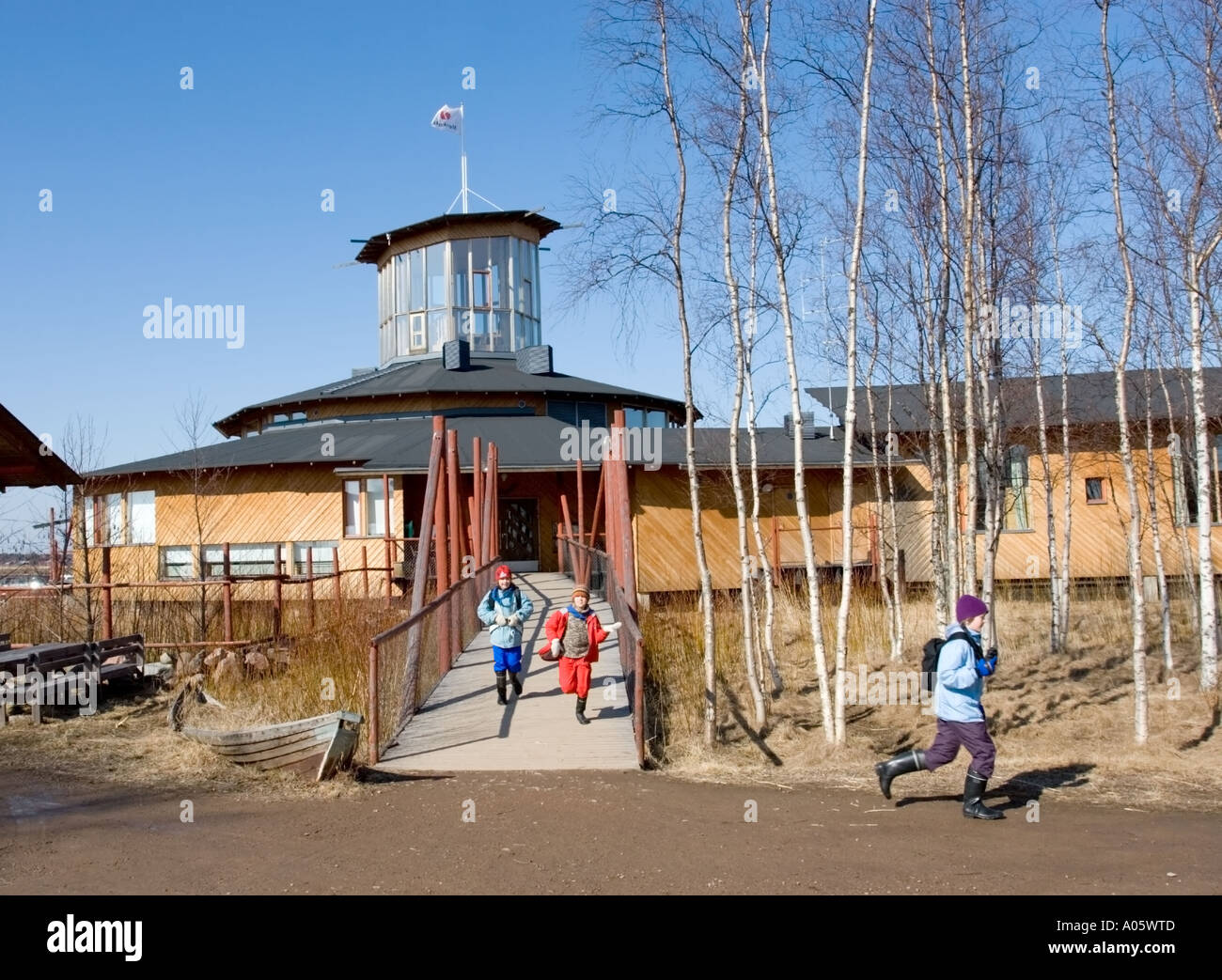Kinder laufen Sie vom Hauptgebäude Liminganlahti Bay Nature Centre (Limingan Luontokeskus), Finnland Stockfoto
