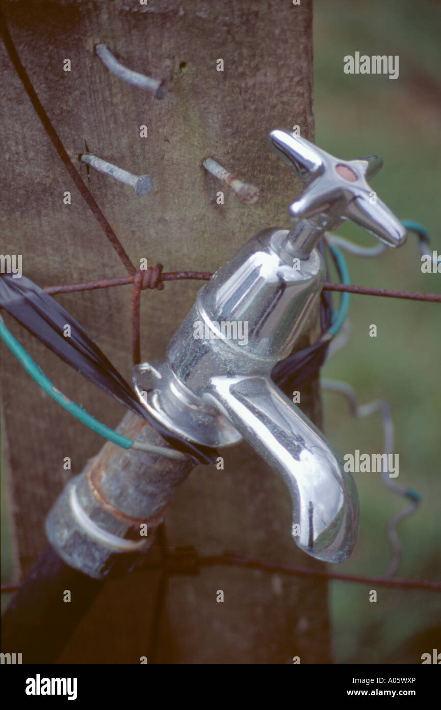 Feld-Wasser-Versorgung mit Leitungswasser zu grasen Land, Peak District, England, UK Stockfoto
