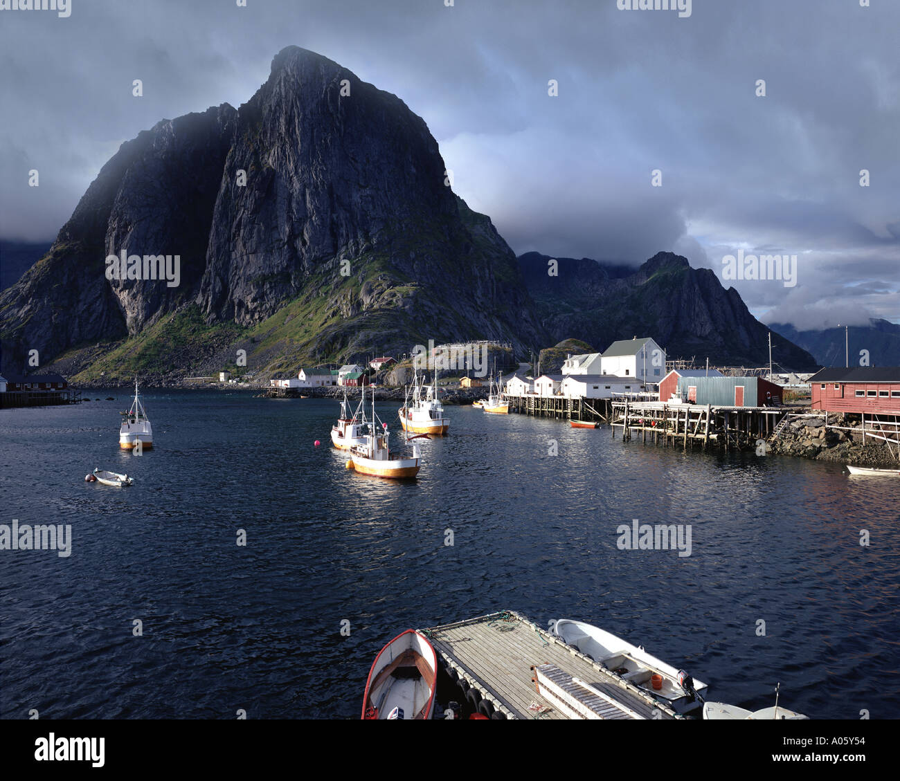 NEIN - LOFOTEN-INSELN: Hafen von Hamnøy Stockfoto