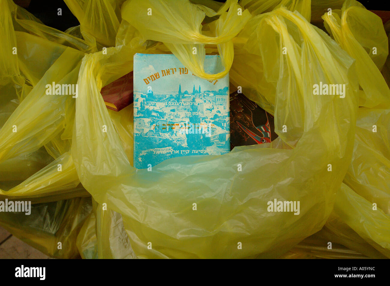 Hebräische Bücher aus zweiter hand in Plastiktüten Stockfoto