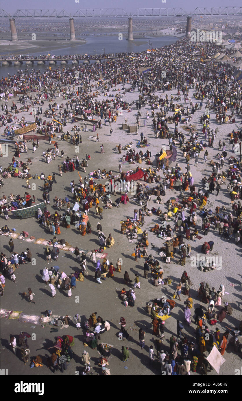Massen von Pilgern am Ufer des heiligen Ganges. Khumb Mela Festival 2001-Allahabad, Uttar Pradesh, Indien. Stockfoto