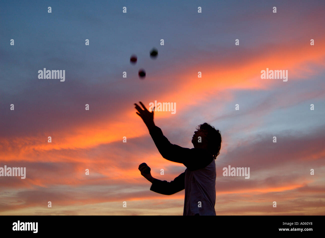 Jongleur Ball in die Luft werfen Stockfoto