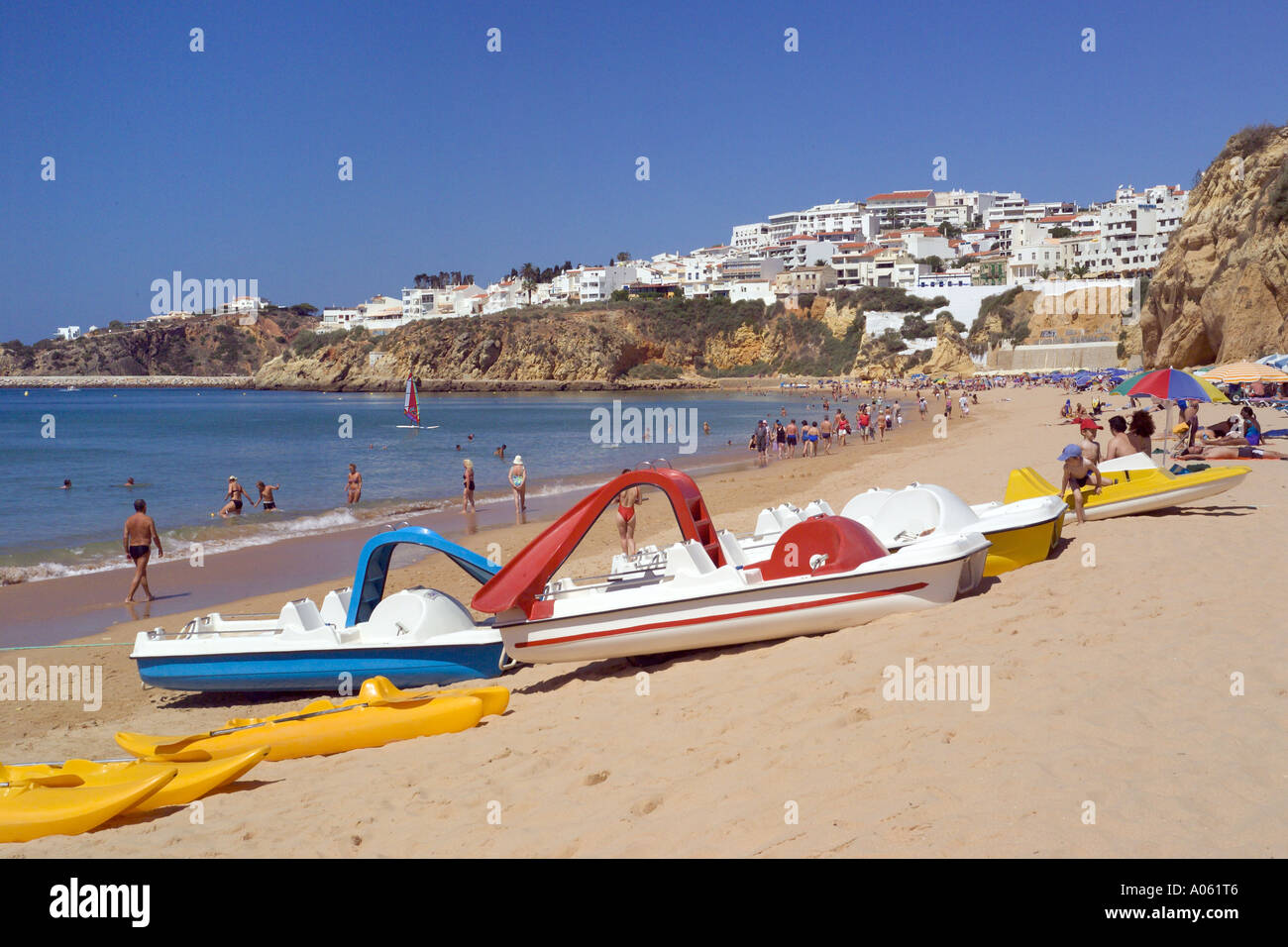 Algarve, Albufeira Strand mit Tretbooten Stockfoto