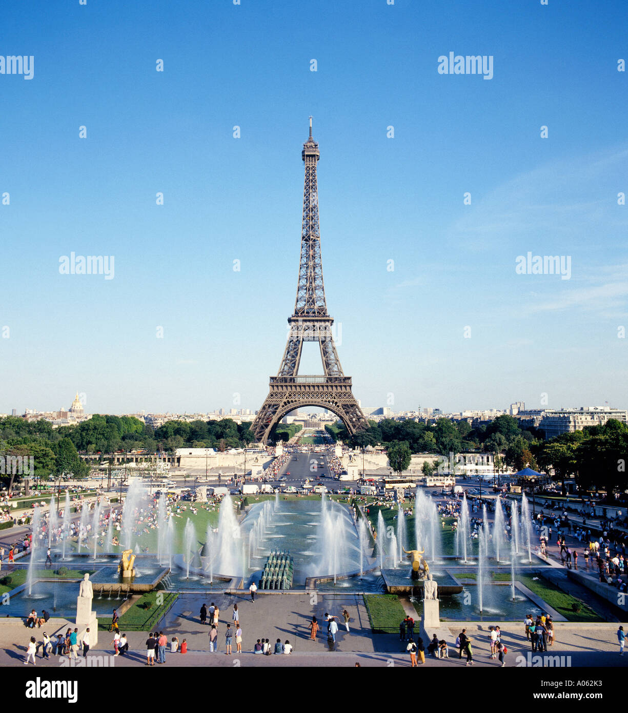Eiffelturm und Trocadero-Gärten mit Brunnen in Paris, Frankreich Stockfoto