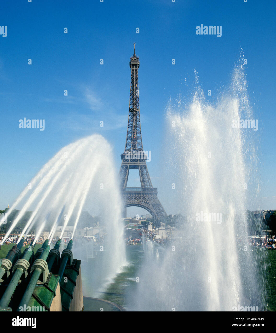 Eiffelturm und Trocadero-Gärten mit Brunnen Paris Frankreich Stockfoto