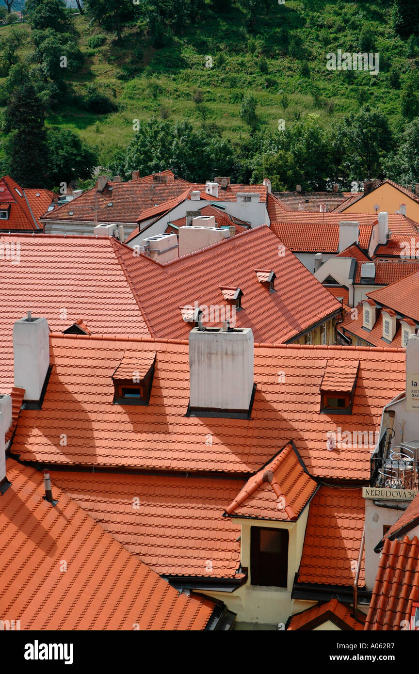 Gekachelte Dächer im kleinen Viertel Mala Strana Prague Czech Republic Stockfoto