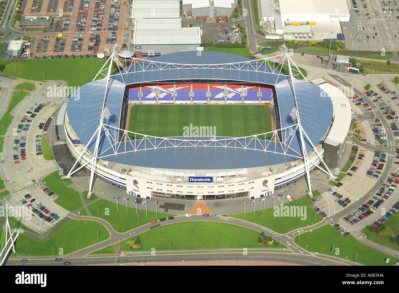 Luftaufnahme der Bolton Wanderers Football Club, auch bekannt als das Reebok Stadium und ist Heimat der Traber Stockfoto