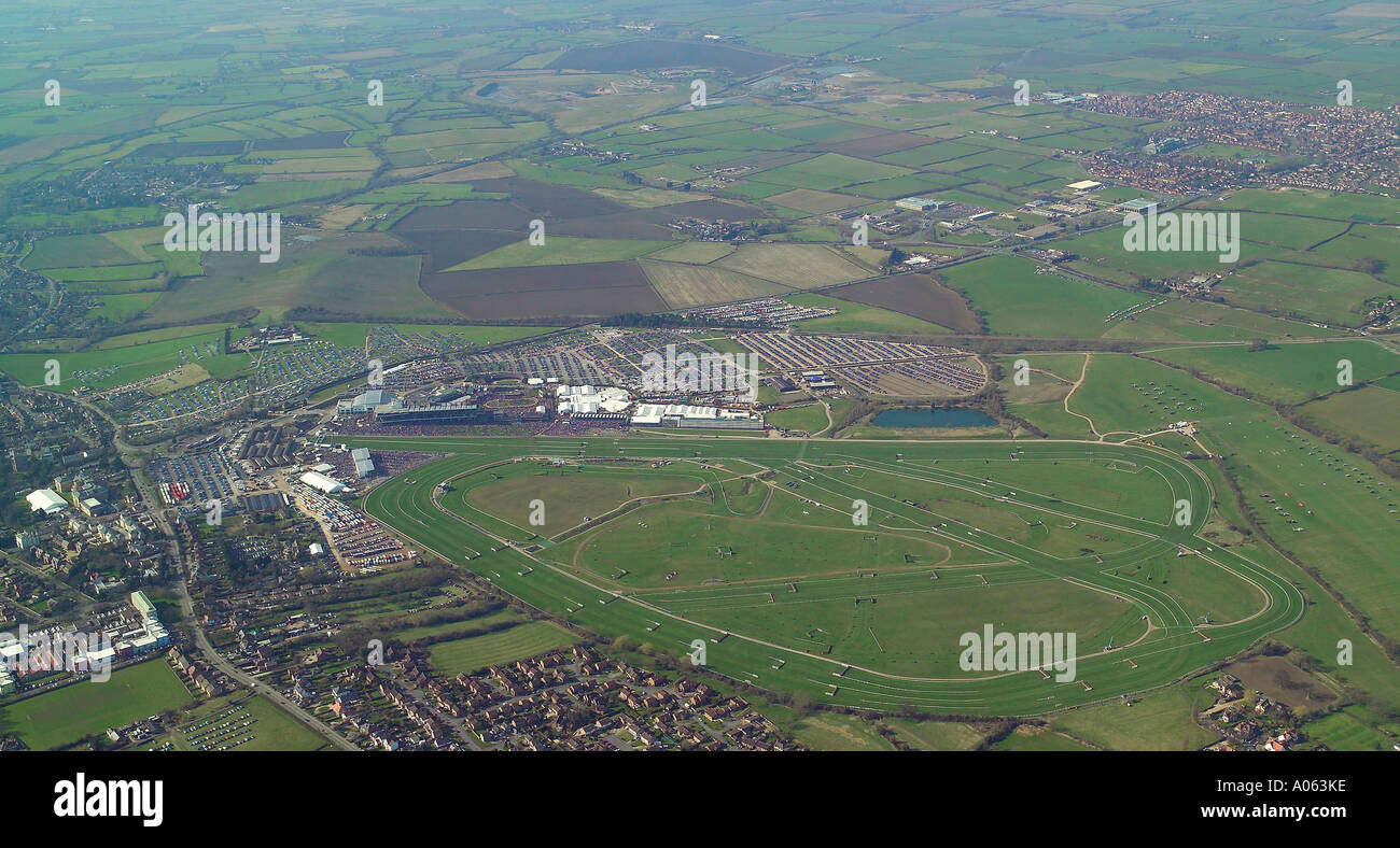 Luftaufnahme von Cheltenham Gold Cup Pferderennen in Cheltenham Racecourse während des Cheltenham Festivals, gewonnen durch Tritte König Stockfoto