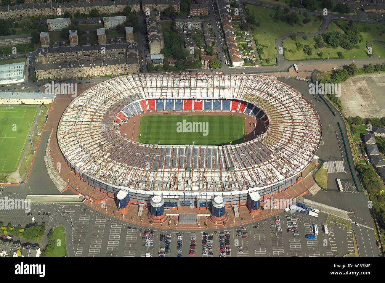 Luftaufnahme des Stadion Hampden Park in Glasgow, Schottland National Football Stadium, auch Heimat der Queen Park Football Club Stockfoto