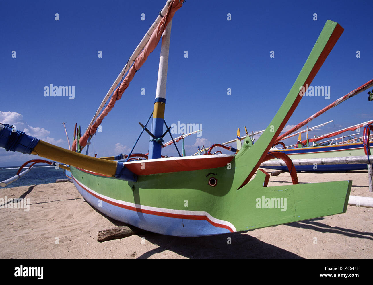 Bunten handgemalten Outrigger-Kanus am Sanur Beach Bali Indonesien Stockfoto