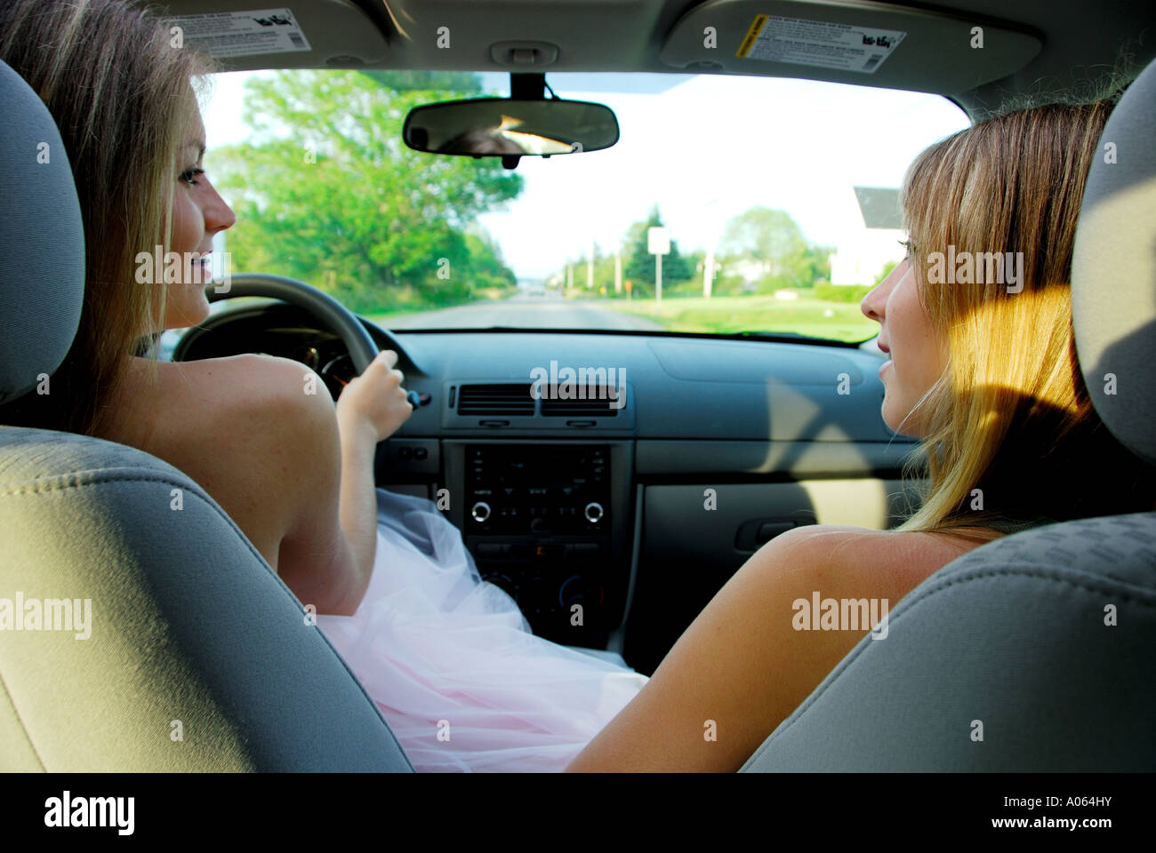 zwei Mädchen im Teenageralter im Auto zusammen Stockfoto