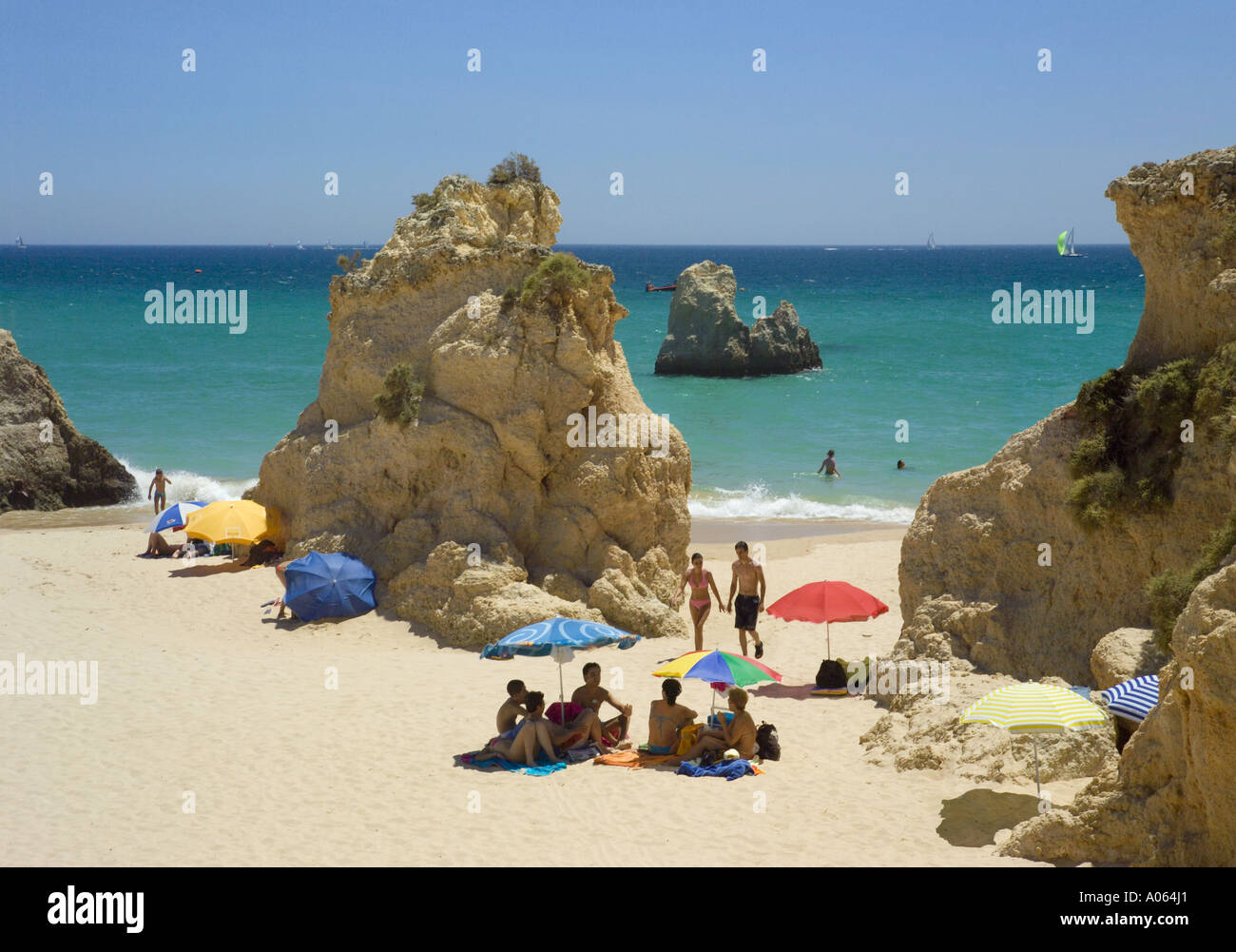 Portugal, Algarve, Felsen am Strand von Alvor im Sommer Stockfoto