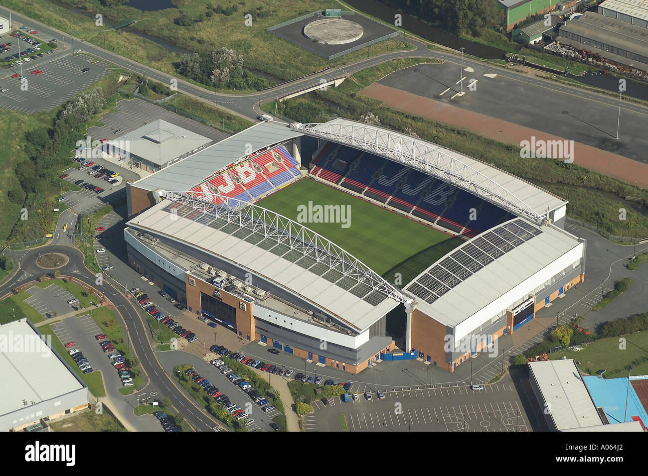 Luftaufnahme von Wigan Athletic Football Club, auch bekannt als JJB Stadium oder Robin Park Complex, Heimat der die Latics Stockfoto