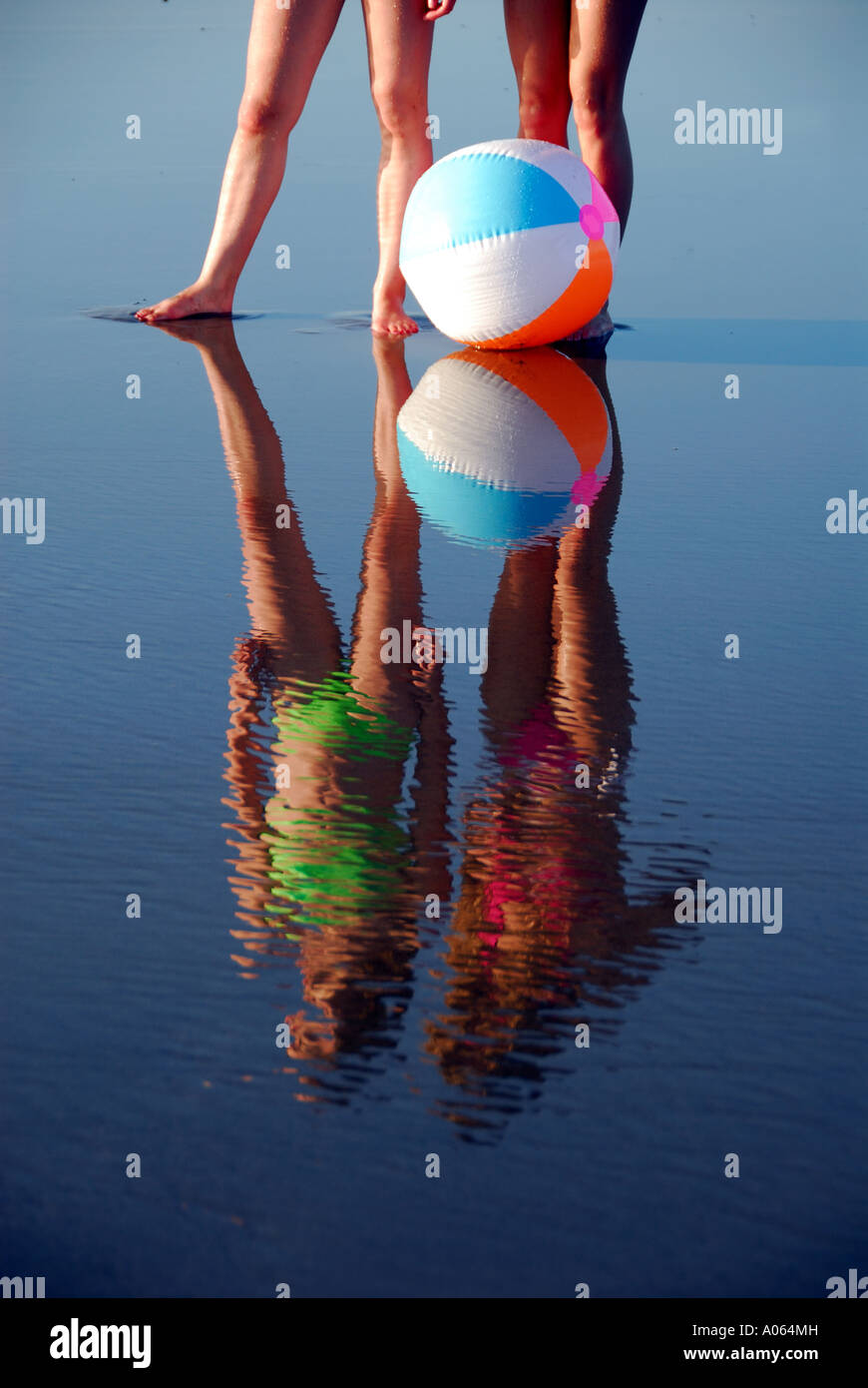 Teenager-Mädchen am Strand mit Beach-ball Stockfoto