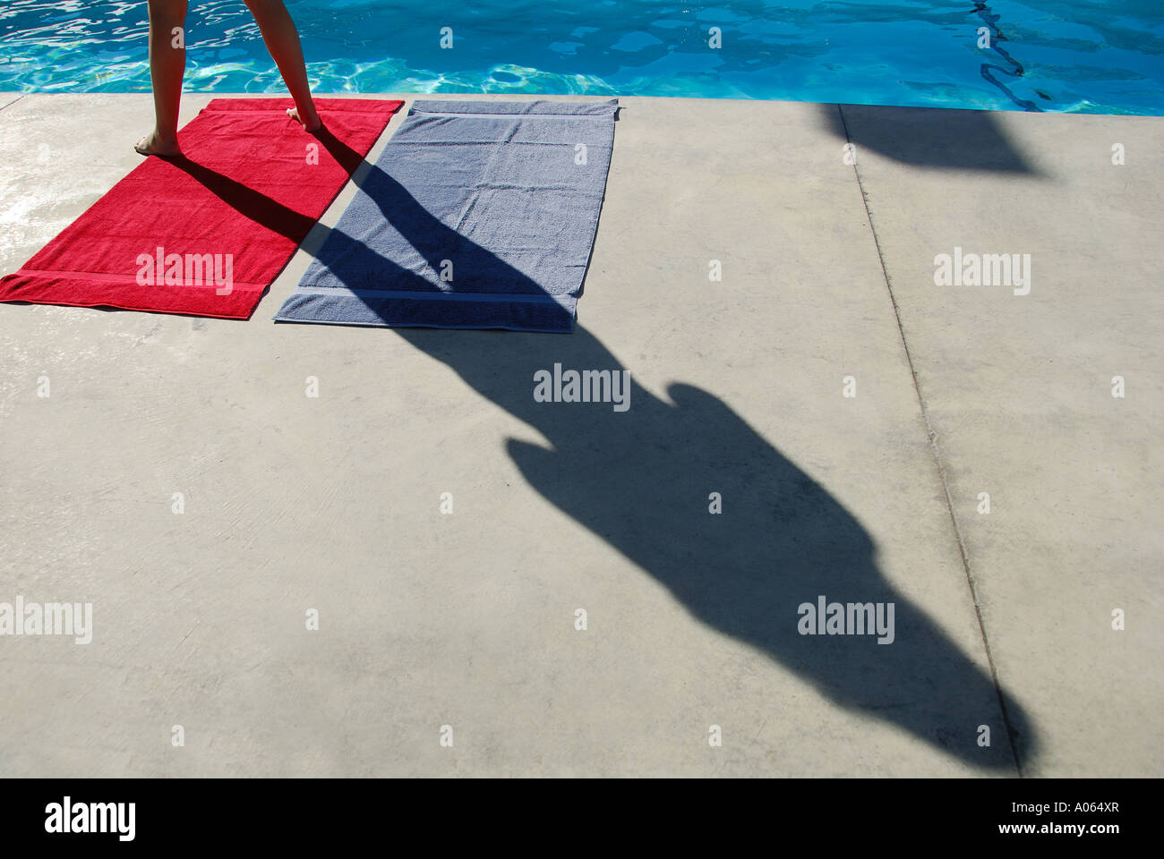 20 Jahre alte Frau auf Handtücher am Pool Stockfoto