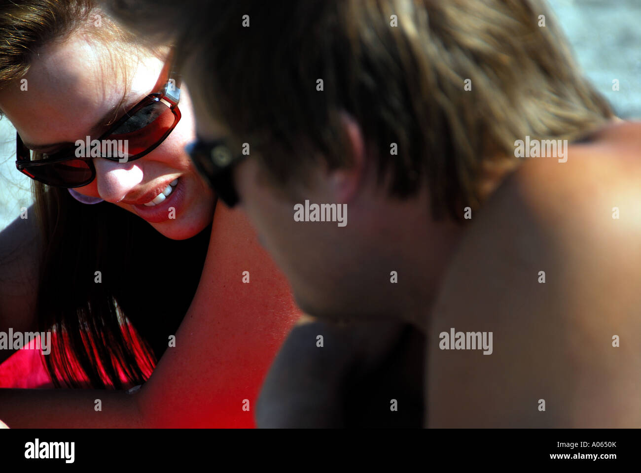 paar am Strand sprechen Stockfoto