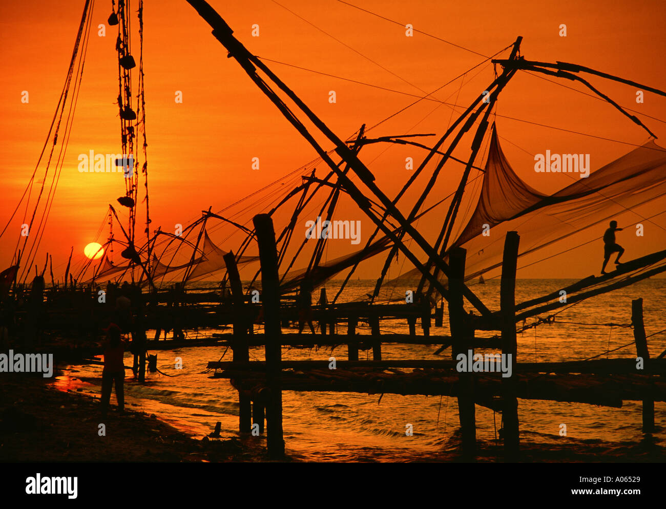 Chinesischen Fischernetze am Sonnenuntergang Cochin Kerala Zustand-Indien Stockfoto