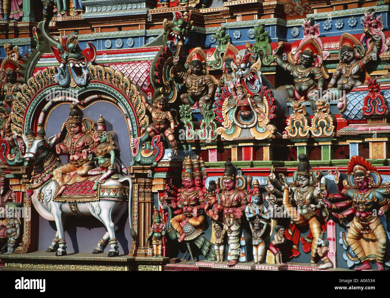 Detail der bunt geschmückten Gopuram religiöse Turm Shree Meenakshi hinduistische Tempel Madurai Indien Stockfoto