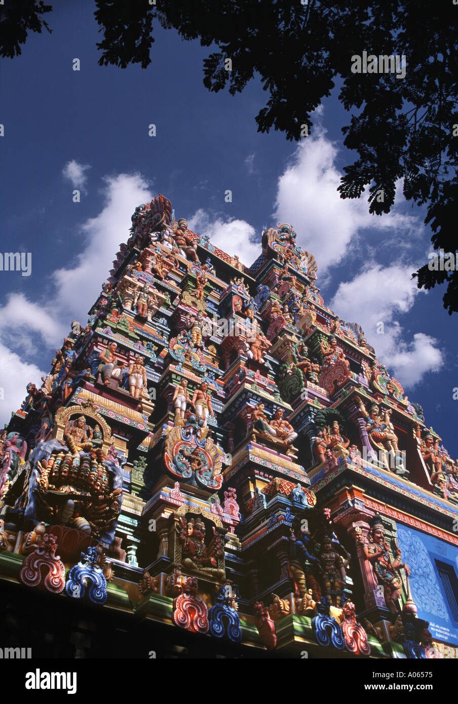 Bunt verziert Gopuram Shree Meenakshi hinduistische Tempel Madurai Indien Stockfoto